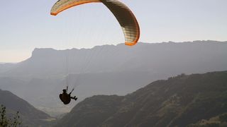 Un tanar s-a prabusit cu parapanta in Muntii Retezat