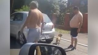 Gest barbar al unui roman. Si-a legat catelul de masina si l-a plimbat ca pe un sac de cartofi. Cum a reactionat cand oamenii i-au spus sa se opreasca