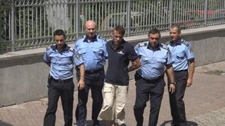 Detalii cutremuratoare despre crima care a socat Alba Iulia. Fiul batranei de 80 de ani ucisa cu pietre a stat  22 de ore inchis in casa, ranit grav, fara sa ceara ajutor