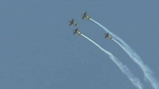 Spectacol pe cerul Capitalei! Sute de piloti si parasutisti au facut acrobatii uimitoare sub privirile a mii de spectatori