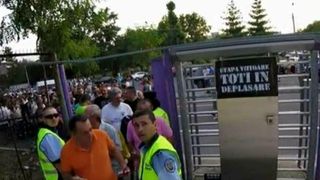 A intrat pe stadion la un meci important cu doua pistoale. Reactia celor care asigurau paza e incredibila