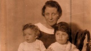 "In ultimele clipe de viata, mama a inceput sa vorbeasca cu mortii. M-a infricosat" - Ce spun medicii despre acest fenomen