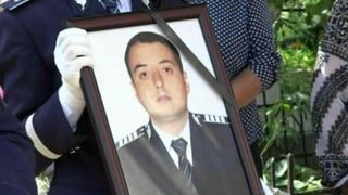 Politistul Sorin Vezeteu, ucis cu bestialitate in Gara Burdujeni, a fost ingropat cu onoruri militare