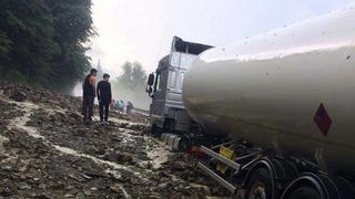 Circulatie restrictionata pe DN 1 A in urma unei viituri produse de o ploaie torentiala