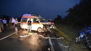 Accident cumplit. O ambulanta si un autoturism s-au ciocnit violent. Ambulantierul a murit, iar doua asistente si un copil sunt raniti grav