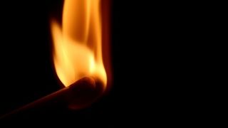 Un barbat din Constanta a fost arestat preventiv dupa ce i-a dat foc fostei concubine; victima a suferit arsuri pe aproape jumatate din corp