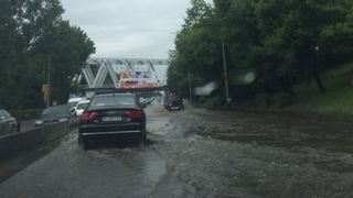 Ploaie torentiala pe Valea Prahovei. Apa are aproape jumatate de metru in unele zone. Circulatia se desfasoara cu dificultate