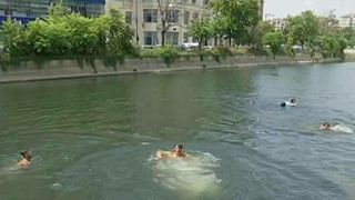 Cine a zis ca pentru balaceala trebuie sa ajungi la strand sau pe litoral? Iata cu ce idee au venit acesti tineri