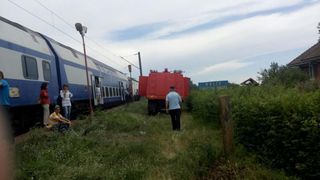 Locomotiva unui tren care circula pe ruta Craiova- Bucuresti, ce avea in compunere trei vagoane, a luat foc