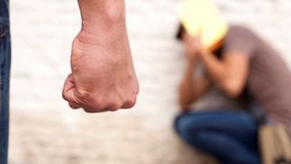 Doi tineri din Mures, cercetati dupa ce au umilit un batran, lovindu-l si aruncandu-i bicicleta intr-o ghena de gunoi