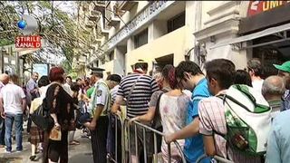 La un pas de tragedie. O femeie a fost lovita de o masina in timp ce completa formularul la tichetele pentru biciclete din Capitala - Oamenii s-au calcat in picioare ca sa prinda un cupon