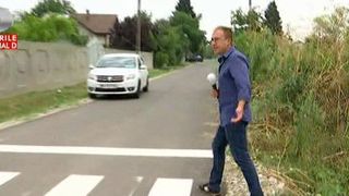 Oamenii dintr-o comuna din Calarasi sunt obligati sa traverseze pe zebra in sant.