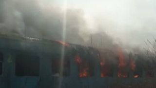 Trenul, care circula pe ruta Craiova-Bucuresti, a luat foc in judetul Dolj. Pasagerii au fost preluati de alte garnituri