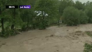 Doi turisti slovaci au ramas blocati intr-o masina, in Retezat, pe drumul catre Cabana Buta, dupa ce drumul a fost distrus de o viitura