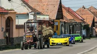 Trei Lamborghini, fotografiate asteptand in coloana dupa un tractor. Fotografia e virala pe internet