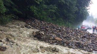 30 de victime, peste 680 de copaci doborati, zeci de acoperisuri si masini avariate, in urma furtunilor