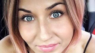 "Am parul roz, tatuaj pe spate, vorbesc mult si colorat si nu prea dau pe la biserica!" Asa se autodescrie cea mai tanara primarita din Romania, care refuza sa se "vanda" partidelor politice