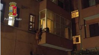 Scene socante surprinse in Italia. O romanca a sarit goala de la balcon, dupa ce a fost violata si sechestrata