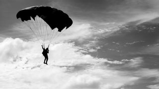 Un militar roman a murit in timpul unui exercitiu cu parasuta, in zona aerodromului Zarnesti