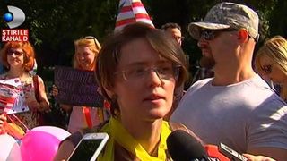 Petrecere monstru, cu baloane, coifuri si masti in fata Primariei Capitalei: "Cetatenii vor sa aniverseze un an de mandat al primarului general"