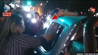 Razbunarea unei sotii inselate a facut ravagii pe internet. Trecatorii s-au oprit si au ajutat-o pe femeie sa isi duca planul la capat