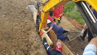 Ingrozitor. Un tanar din Prahova, inghitit de pamant in timp ce lucra la o canalizare - Pompierii s-au chinuit ore intregi sa il salveze