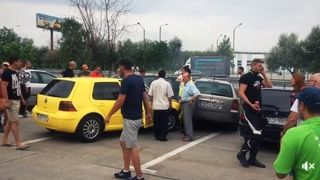 Trei membri ai unei familii, loviti de o masina in parcarea unei benzinarii de pe Autostrada Soarelui