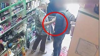 O batrana, la un pas sa ia la bataie pe hotii care au furat-o! Ce le-a facut femeia din Timisoara este memorabil