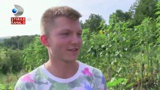 El este agricultorul vlogger din Romania. Are 20 de ani si transmite live cum munceste in gradina