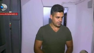 Ii da mizeria afara din bloc! Cativa locatari din Bucuresti se plang ca o vecina creste mai multe animale in apartament si mirosul este insuportabil