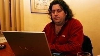 Un jurnalist celebru si-a taiat o mana. Bogdan Comaroni se afla internat la Spitalul de Urgenta din Bucuresti