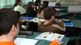 Ministrul Educatiei a anuntat ca elevii de clasa a V-a vor avea manual si la Educatie fizica. Parintii critica decizia