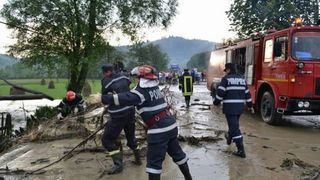 Pompierii au intervenit la o gradinita inundata din Constanta, ajutand copiii sa ajunga la etajul superior