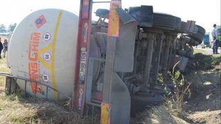 Soferul cisternei cu GPL, rasturnata in judetul Braila, scos din cabina autovehiculului si dus cu un elicopter SMURD la Bucuresti