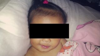 Un copil de 8 luni a fost gasit mort, sub un sac de rufe din camera mamei sale, cu droguri in par