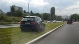 Imagini halucinante! Un bucurestean s-a gandit sa "salveze timp" si sa mearga direct pe linia verde de tramvai