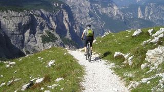 Alerta in Bucegi! Un turist a cazut cu bicicleta intr-o prapastie, in apropriere de Varful Omu