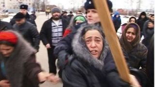 Patru persoane, retinute dupa ce si-au lovit vecinii cu batele si sapele; in conflict a fost ranita si o politista