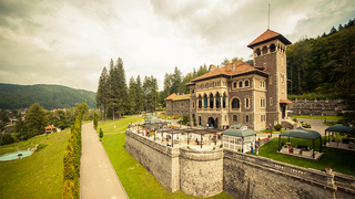 Trei angajati ai Castelului Cantacuzino din Busteni, la spital cu arsuri produse in timpul unui eveniment