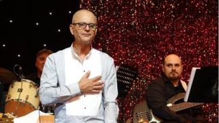 Tulburatoarea poveste de dragoste dintre Marina Scupra si al doilea ei sot! S-au cunoscut in 1990, cand ea era maritata cu un compozitor, si s-au reintalnit pe internet in 2004! De dragul lui, Marina s-a mutat la Constanta!