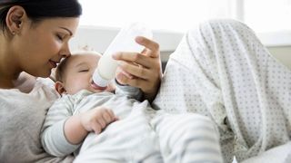 Anunt de la Ministerul Muncii: Indemnizatiile pentru cresterea copilului vor fi plafonate! Care este suma maxima pe luna