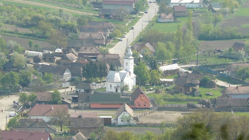 Biserica din Mosuni se ridica mandra in mijlocul satului