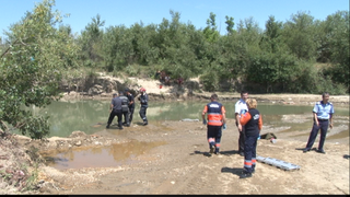 Alba: Doi copii, disparuti in timp ce se aflau la scaldat pe malul Muresului. Alti trei copii care se aflau cu ei, dusi la spital