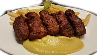 Scandal de proportii, dupa ce un roman a primit mustar pe care colcaiau viermii, la o pensiune. Replica patronului: &bdquo;E o inscenare, a vrut sa nu plateasca"