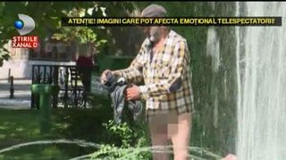 Imagini socante in centrul Iasiului. Un individ s-a dezbracat si si-a spalat hainele intr-o fantana. Apoi s-a asezat sa se odihneasca, dezbracat