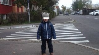 Birocratia din Romania obliga un baietel bolnav de cancer sa se intoarca in tara, desi va muri in timpul zborului. "Transplantul se face si la noi in tara!", raspund sec reprezentanti din Sanatate