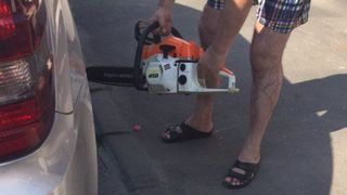 Un barbat din Timis a fost taiat cu drujba, in timpul unui scandal cu un constantean