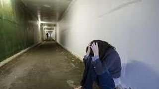 Scandal de proportii la DGASPC. O copila de 14 ani, tarata de par si lovita cu capul de calorifer de doi supraveghetori