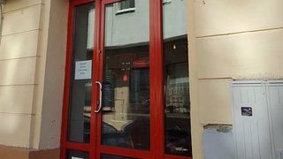 Partea mai putin vazuta a Romaniei iese la iveala in Targu Mures. Angajatii unei cafenele lasa, in fiecare seara, pungi cu alimentele nevandute la usa, pentru nevoiasi