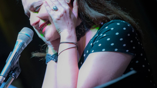 Artista Alina Manole a cazut victima hotilor de carduri. Folkista s-a trezit ca se fac plati din contul sau catre o casa de pariuri sportive